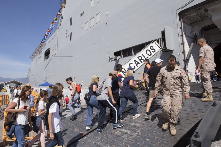 Ms de 15.000 personas han visitado en el Puerto de Motril el portaviones Juan Carlos I.